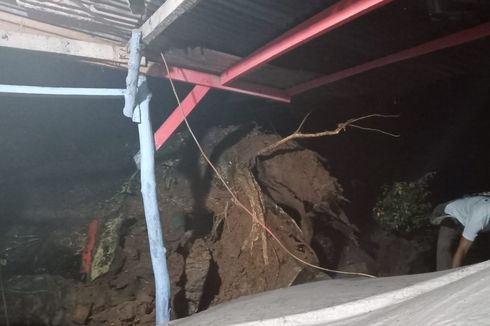 Pohon Tua Tumbang dan Menimpa Rumah Warga di Cianjur