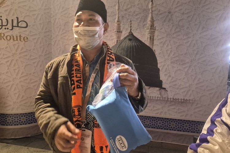 Jemaah Haji Embarkasi Surabaya Bawa 'Bekal' Obat-obatan dari Gibran