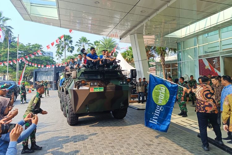 Pameran persenjataan TNI di Mal Living World Alam Sutera menyambut Hari Kemerdekaan RI