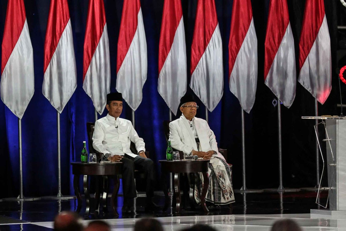 Pasangan capres-cawapres nomor urut 01 Joko Widodo dan Maruf Amin mengikuti debat kelima Pilpres 2019 di Hotel Sultan, Jakarta, Sabtu (13/4/2019). Debat kelima tersebut mengangkat tema Ekonomi dan Kesejahteraan Sosial, Keuangan dan Investasi serta Perdagangan dan Industri.