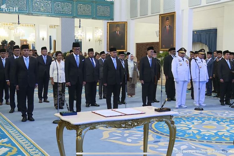 Presiden Prabowo Subianto melantik Wakil Menteri Dalam Negeri (Wamendagri), Akhmad Wiyagus, dan Wakil Menteri Kesehatan (Wamenkes), Benjamin Paulus di Istana Negara Jakarta, Rabu (8/10/2025).