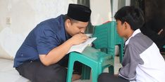 Punya Keterbatasan Melihat, Ustaz Ini Dedikasikan Hidupnya Mengajar Anak-anak Selama 19 Tahun