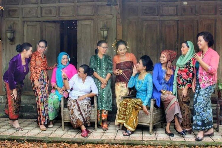 Ilustrasi wanita sedang mengenakan kebaya, tempat sewa kebaya di Jakarta