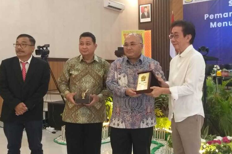 Direktur Sido Muncul Irwan Hidayat (kemeja putih) memberikan plakat kepada Wakil Rektor Perencanaan dan Kerjasama Universitas Sriwijaya (Unsri) Profesor Dr. M Said dalam acara seminar Pemanfaatan Obat Herbal Menuju Indonesia Sehat di Palembang, Kamis (31/8/2023).