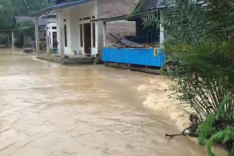 Sebanyak 210 kepala keluarga (KK) di Desa Temboe, Kecamatan Larompong Selatan, Kabupaten Luwu, Sulawesi Selatan terdampak banjir akibat meluapnya Sungai Sampano dan Sungai Temboe, Kamis (23/5/2024)