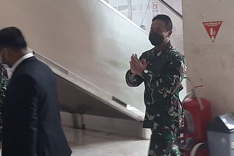 Kepala Staf Angkatan Darat Jenderal TNI Andika Perkasa tiba di Gedung DPR untuk menjalani fit and proper test, Sabtu (6/11/2021).