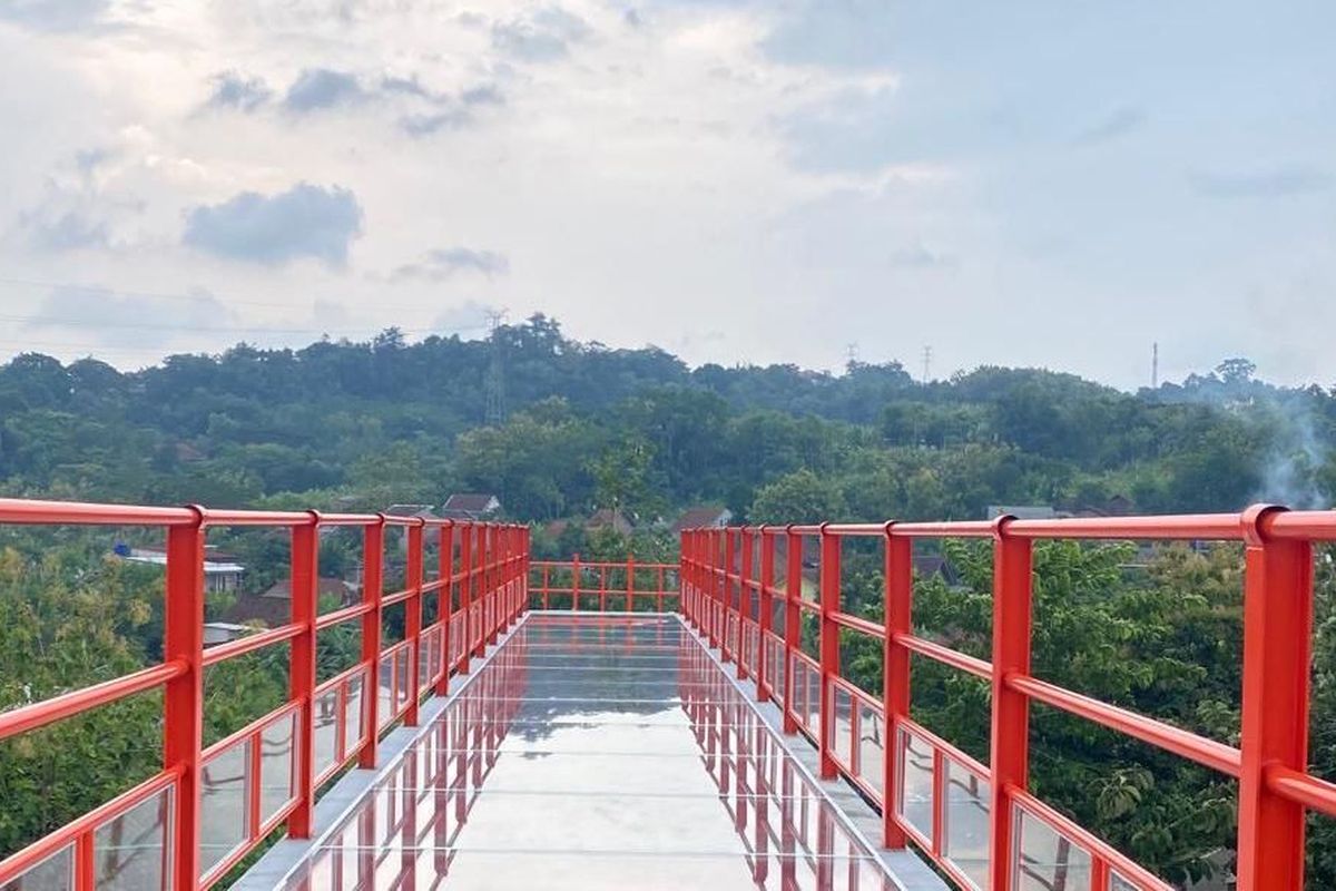 Jembatan Kaca Tinjomoyo di Tinjomoyo, Kecamatan Banyumanik, Kota Semarang.
