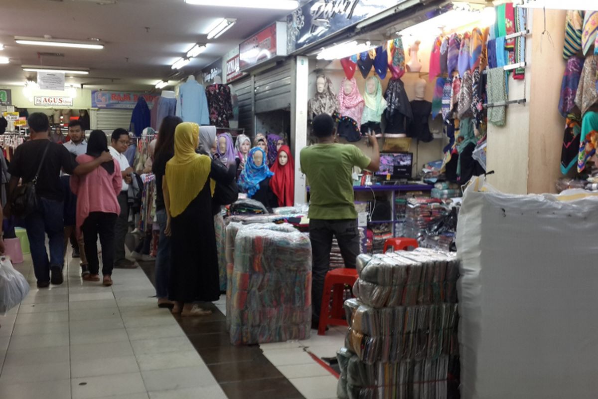 Pengunjung Pasar Tasik Thamrin City pada Kamis (22/06/2017) tampak lebih sepi mendekati hari lebaran.