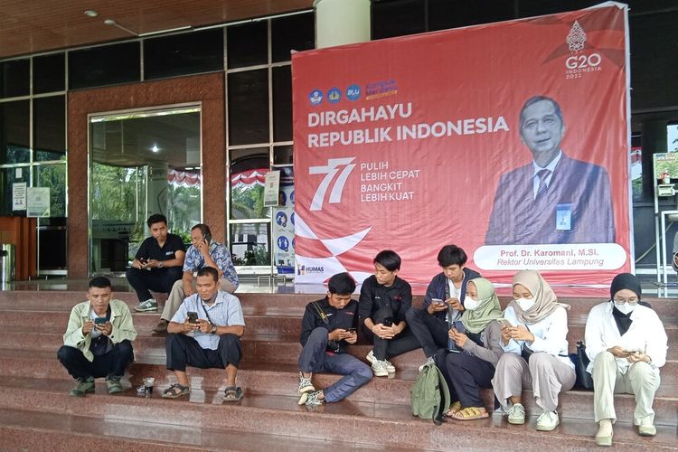 Sejumlah pewarta menunggu di depan lobi Gedung Rektorat Unila, Sabtu (20/8/2022) untuk meminta keterangan terkait OTT KPK atas Rektor Unila Karomani.