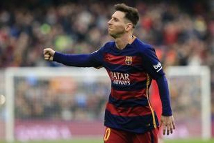 Pemain bintang Barcelona, Lionel Messi, melakukan selebrasi usai membobol gawang Deportivo La Coruna pada laga lanjutan Divisi Primera La Liga di Stadion Camp Nou, Sabtu (12/12/2015).