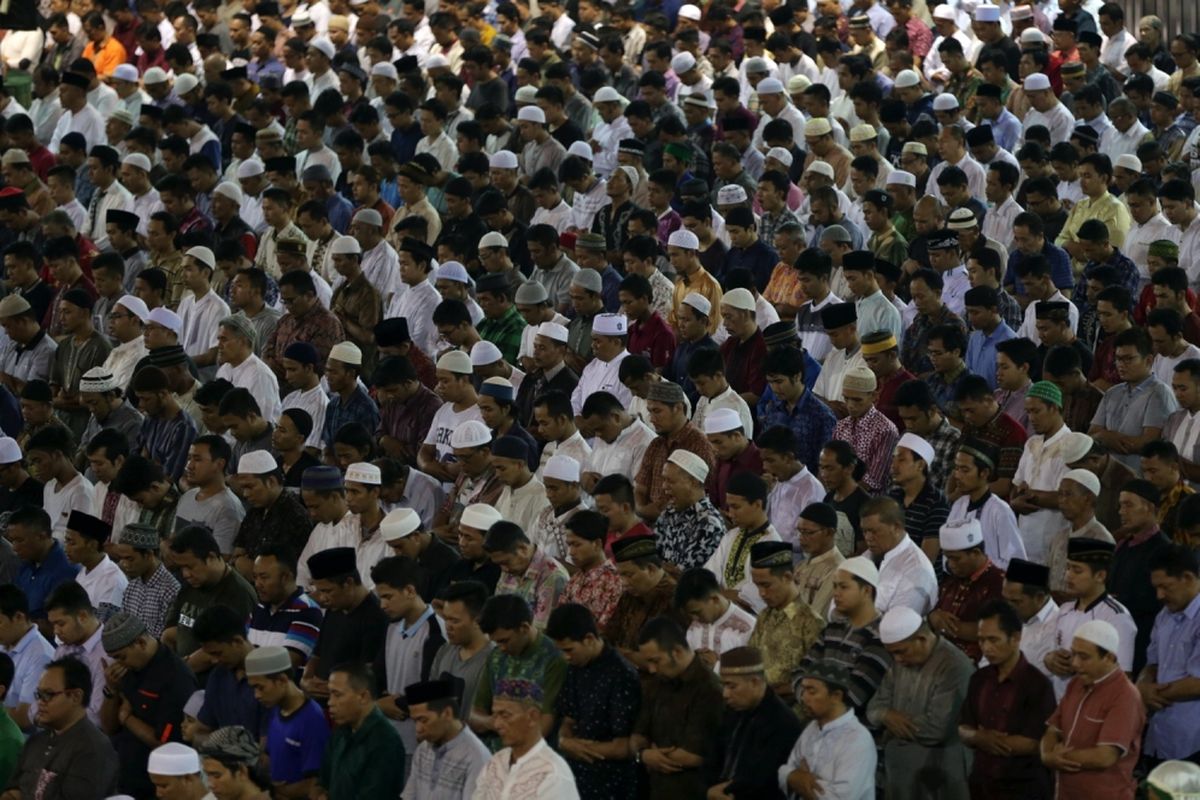 Umat muslim menjalankan shalat tarawih pertama di Masjid Istiqlal, Jakarta, Jumat (26/5/2017). Pemerintah menetapkan bahwa 1 Ramadhan 1438 Hijriah jatuh pada Sabtu (27/5/2017). 