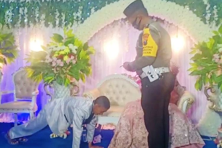 Ini Cerita Di Balik Video Viral Polisi Hukum Pengantin Pria Push Up Di Atas Pelaminan Halaman All Kompas Com