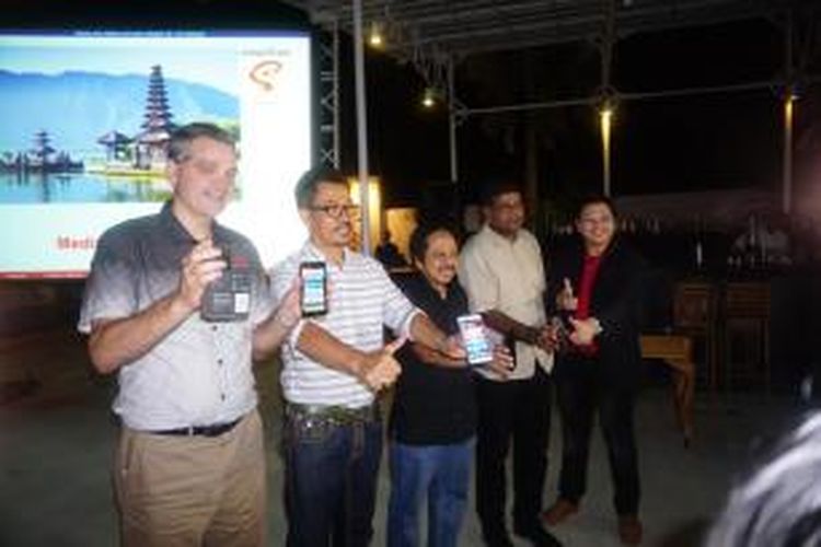 Merza Fachys, Presiden Direktur Smartfren (tengah) dan para petinggi Smartfren sedang menunjukkan Andromax 4G.