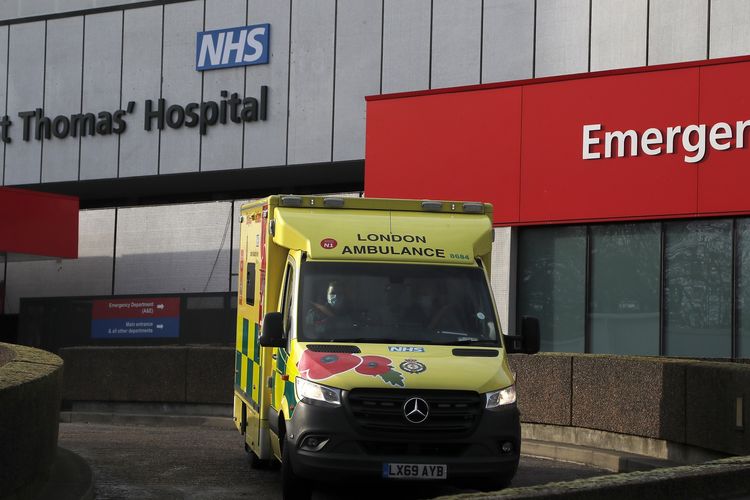 Sebuah ambulans melaju di rumah sakit London, Inggris, 30 Desember 2022.
