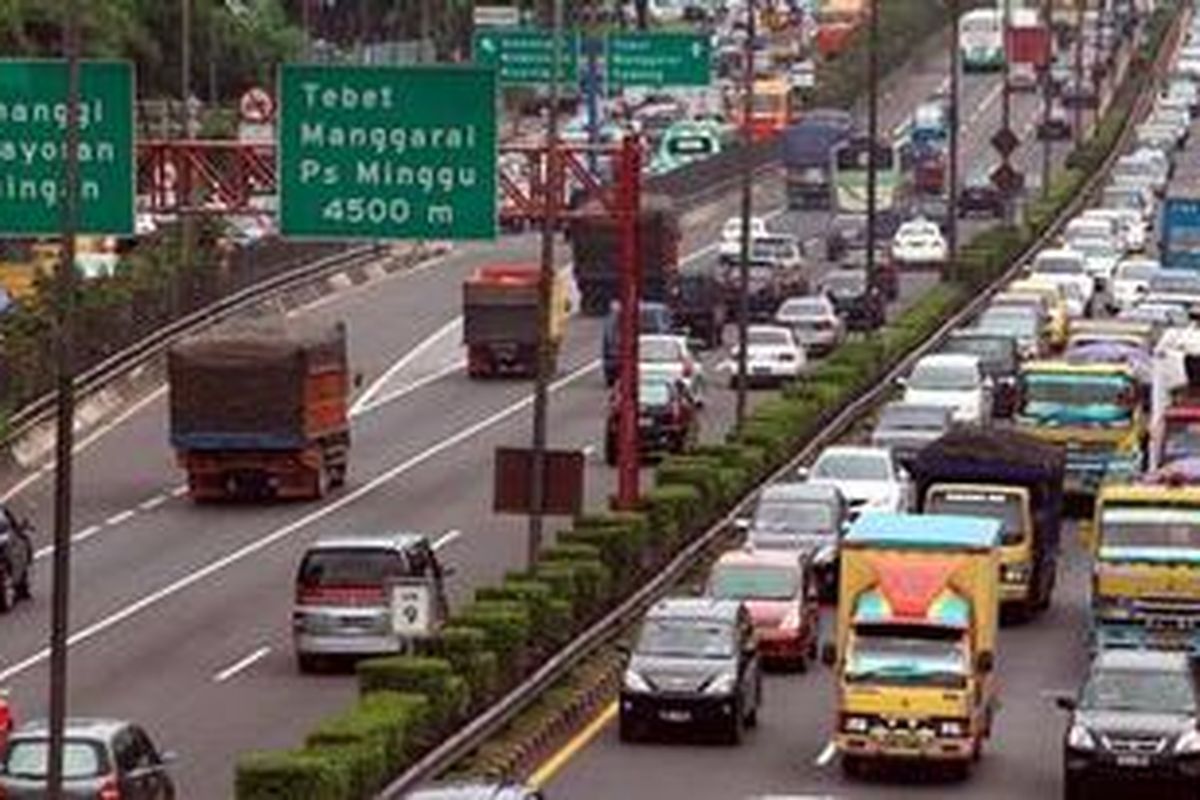 Sejumlah truk antre saat melintasi ruas tol dalam kota di kawasan Senayan, Jakarta Pusat, Selasa (29/3/2011). Pemerintah kembali menunda pemberlakuan pembatasan truk yang melintasi jalan tol. 