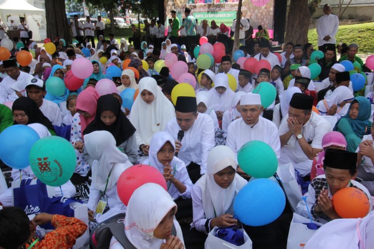 Bupati Banyuwangi Abdullah Azwar (memegang mikrofon) saat berdoa dengan anak anak yatim Sabtu (23/9/2017)