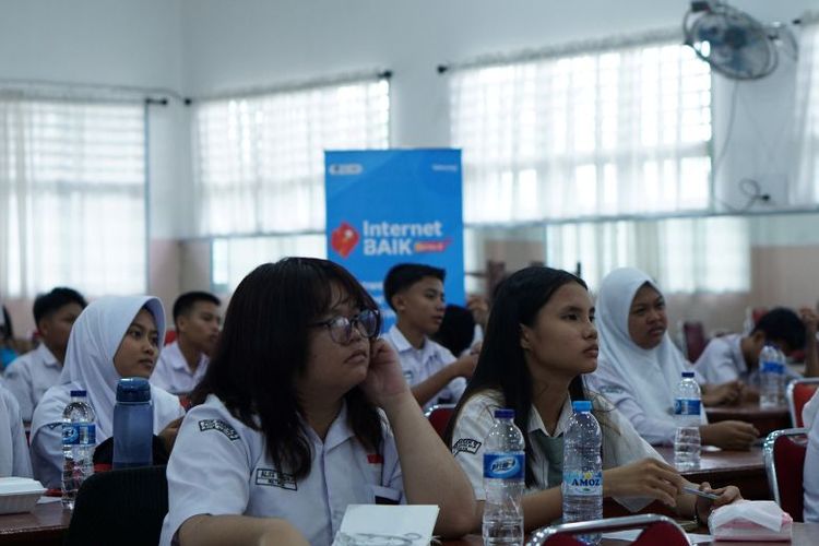 Diselenggarakan di Medan, Tasikmalaya, Banjarbaru, dan Kediri, bagi para guru, orangtua, komunitas, pelajar setingkat SMA, serta siswa-siswa penyandang disabilitas, rangkaian Internet BAIK Series 8 terdiri dari Seminar, Workshop, Bootcamp, dan Showcase yang berfokus pada kecakapan kreatif digital. 