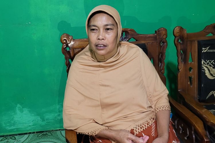 Seneh (49), istri Tohari (45) alias Mbah Slamet di rumahnya di Desa Balun, Kecamatan Wanayasa, Kabupaten Banjarnegara, Jawa Tengah, Selasa (4/4/2023) sore.