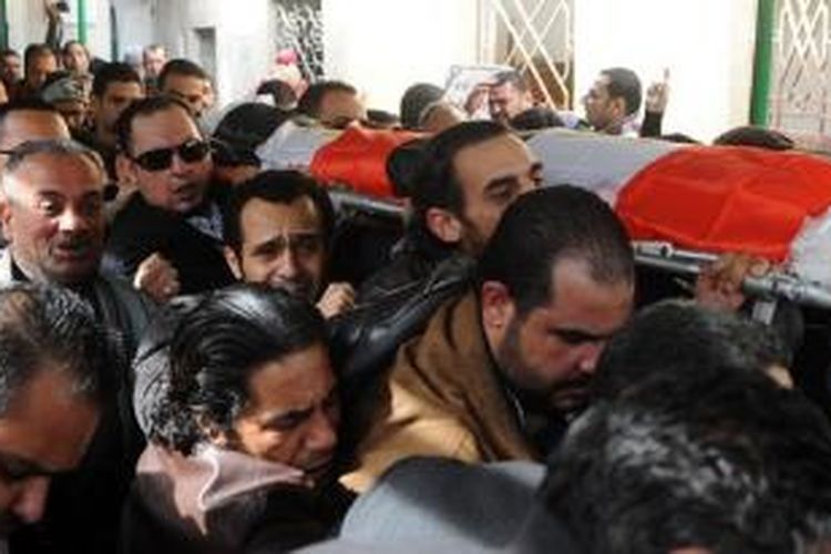 Pemakaman Shaima al-Sabbagh, aktivis Mesir yang tewas saat memperingati 4 tahun revolusi 2011, Minggu (25/1/2015) 