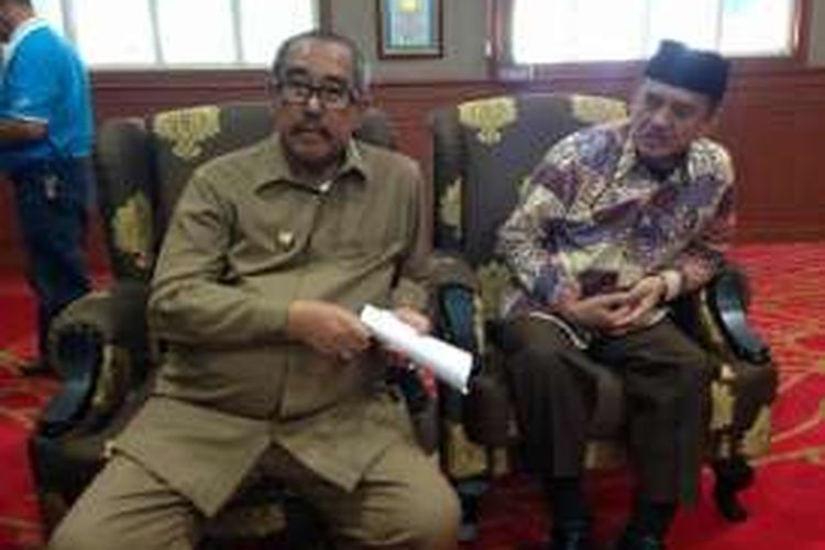 Bupati Bandung Barat Abubakar bersama Wakil Bupati Bandung Barat Yayat T. Soemitra saat memberikan keterangan kepada wartawan terkait perkara PNS terjerat narkoba di Kantor Pemkab Bandung Barat, Ngamprah, Jawa Barat, Selasa (2/8/2016)