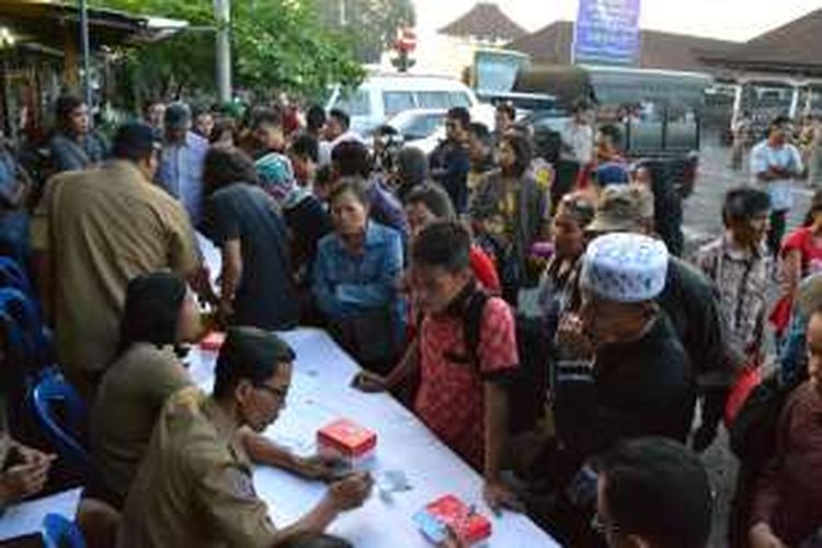 Penduduk pendatang didata setelah tiba di Terminal Ubung Denpasar, Senin(11/7/2016)