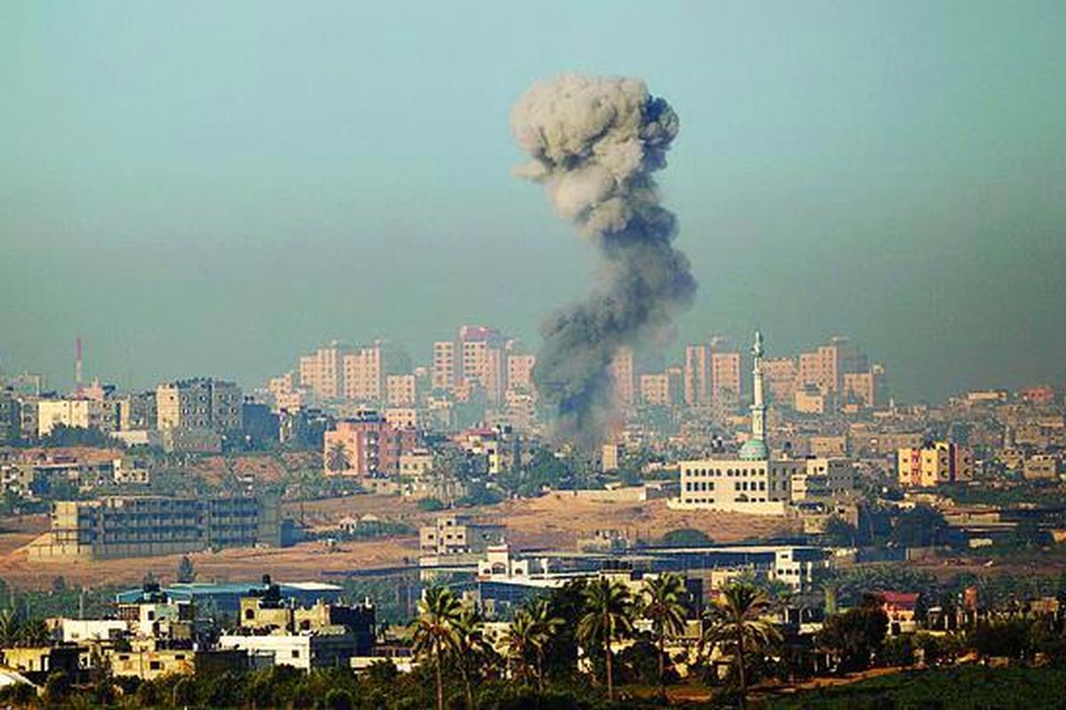 Gumpalan asap membubung dari lokasi sasaran serangan udara Israel di bagian utara Jalur Gaza, Kamis (15/11). Foto diambil dari kawasan perbatasan Israel-Gaza di Israel selatan.