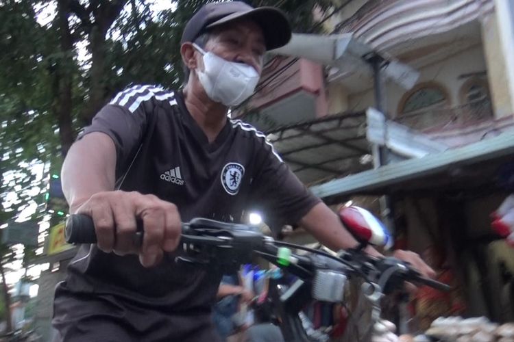 Safaruddin (64) tiba di kediamannya Jalan Kerungkerung, Makassar, Sulawesi Selatan dengan mengayuh sepeda sebagai alat transportasi sehari harinya. Kamis, (29/7/2021).