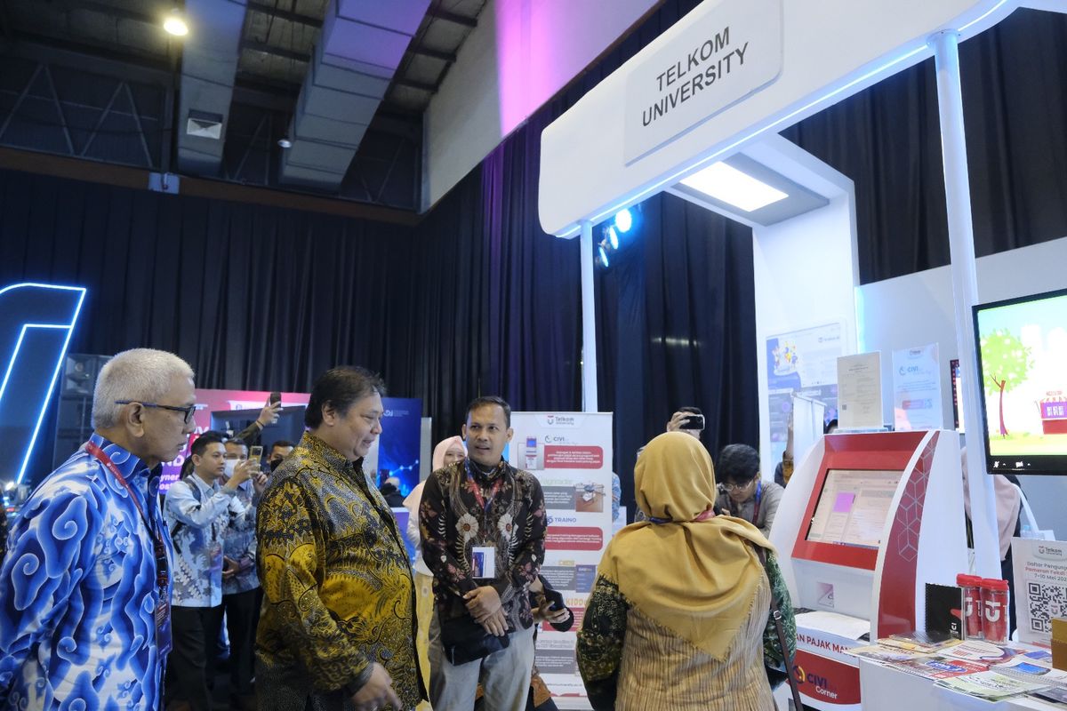 Menko Perekonomian Airlangga Hartarto mengunjungi pembukaan FEKDI 2023.