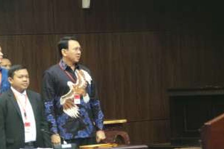 Gubernur DKI Jakarta Basuki Tjahaja Purnama (pakai batik biru) saat menghadiri sidang pleno uji materi Pasal 70 ayat 3 Undang-Undang Nomor 10 Tahun 2016 tentang cuti kampanye bagi petahana di Mahkamah Konstitusi (MK), Kamis (15/9/2016).