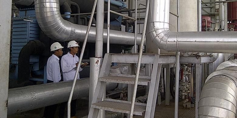 Pabrik bioetanol dari ampas tebu di komplek Pabrik Gula Gempolkerep Mojokerto. 