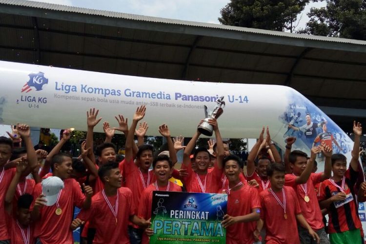 Bina Taruna menjadi juara LKG U-14 2016-2017, Minggu (2/4/2017). 