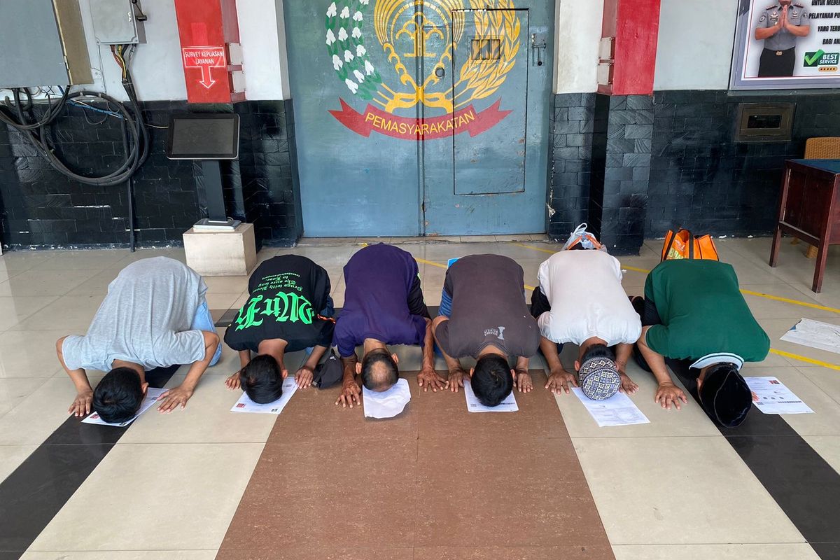 Keenam narapidana Lapas Sidoarjo, usai dibebaskan, Senin (21/10/2024).