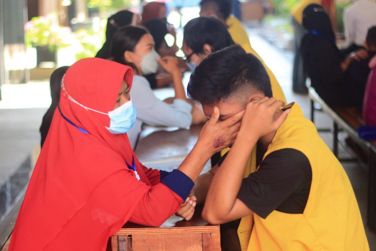 Kunjungan tatap muka yang kembali dilaksanakan di Lapas Klas IIB Gresik, setelah dua tahun ditiadakan imbas pandemi Covid-19, Selasa (12/7/2022). *** Local Caption *** Kunjungan tatap muka yang kembali dilaksanakan di Lapas Klas IIB Gresik, setelah dua tahun ditiadakan imbas pandemi Covid-19, Selasa (12/7/2022).