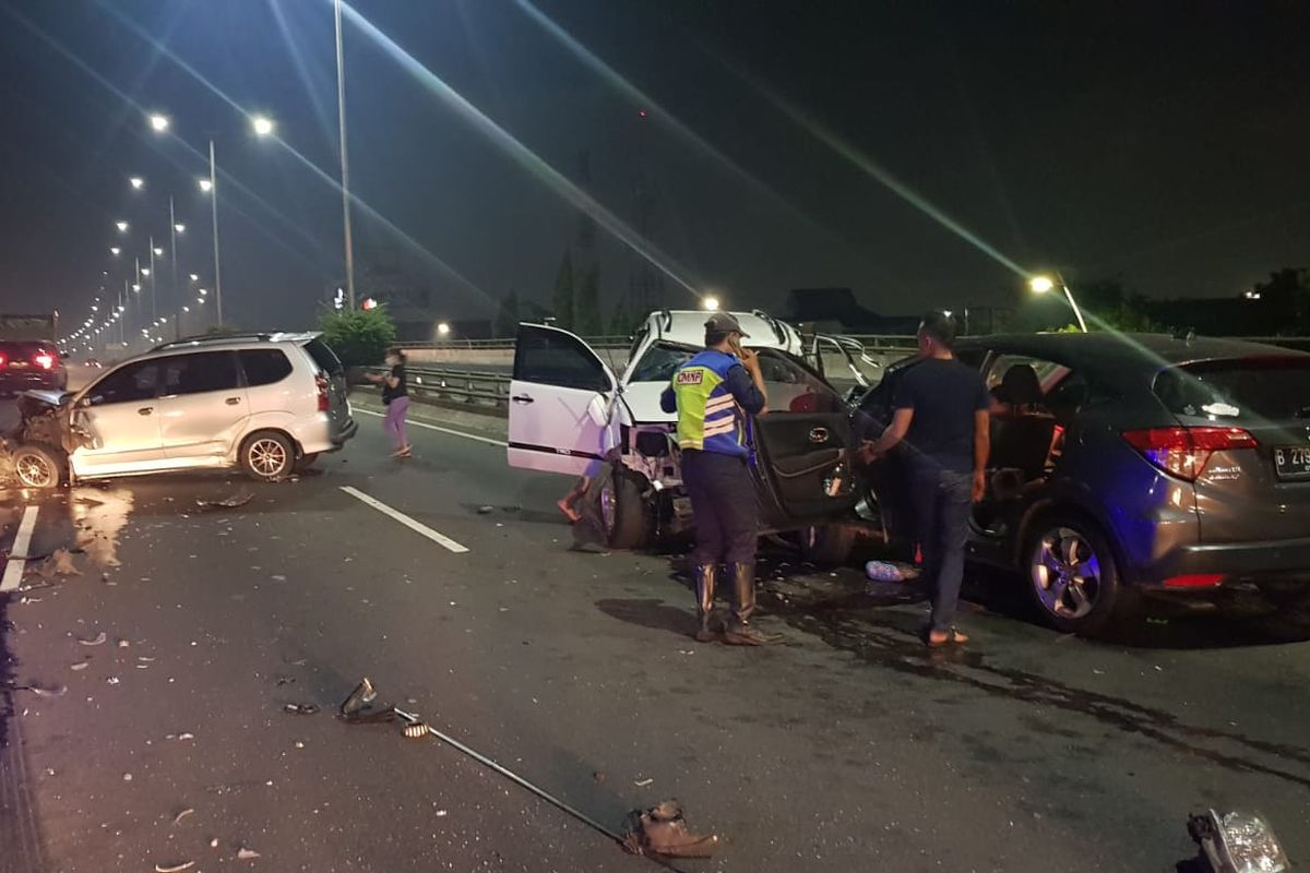 Kecelakaan beruntun di Tol Dalam Kota Km 3 Rawamangun arah Cawang, Jumat (24/9/2021) malam.