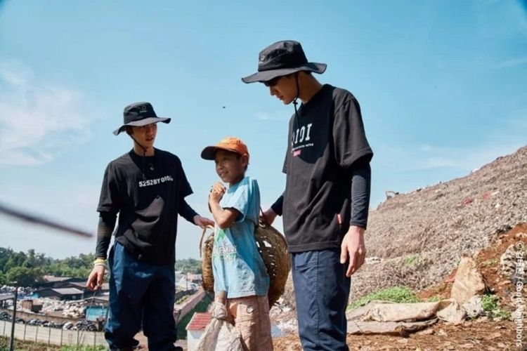 Jeno dan Jaemin NCT Dream saat menjadi sukarelawan di Indonesia dalam program Global Dreams Come True Project The Best Day.