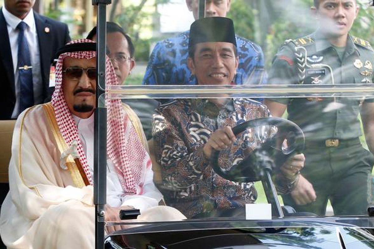 Raja Arab Saudi Salman bin Abdulaziz al-Saud (kiri) bersama Presiden Indonesia Joko Widodo mengendarai golf cart di Istana Kepresidenan, Jalan Medan Merdeka Utara, Jakarta, Kamis (2/3/2017). 