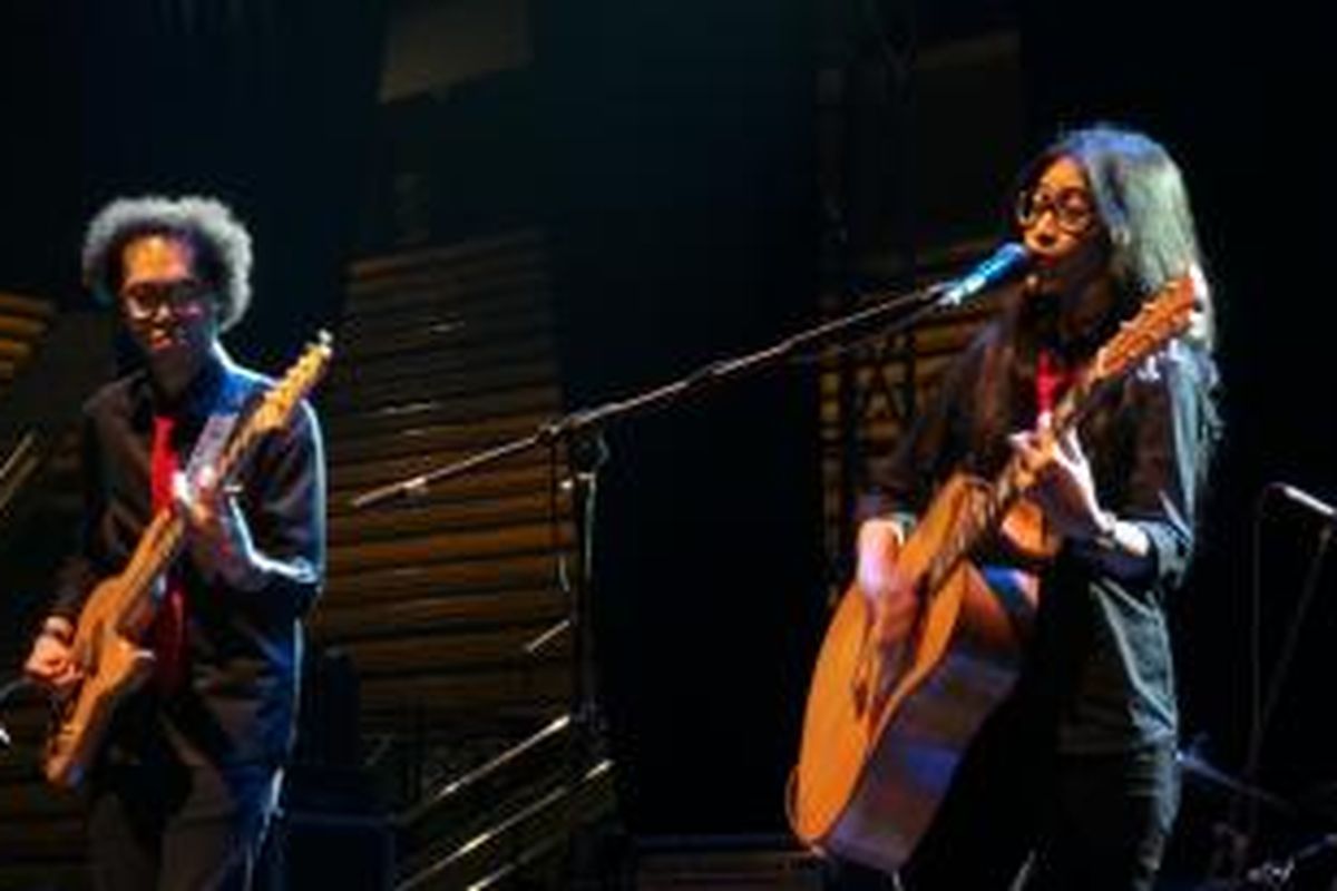 Endah N Rhesa, duo musik yang terdiri dari Endah (kanan) dan Rhesa (kiri), tampil dalam JakJazz 2013 di Istora Senayan, Jakarta, Jumat (18/10/2013) malam.