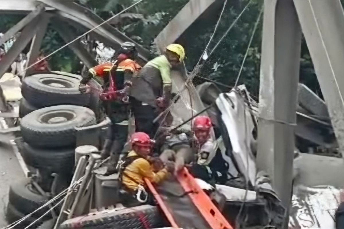 Terjepit di Dalam Truk Usai Tabrak Jembatan Penghubung Kaltim-Kalsel, Sopir dan Kernet Berhasil Dievakuasi 