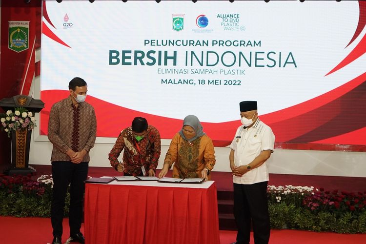 Penandatanganan kerjasama Program Bersih Indonesia: Eliminasi Sampah Plastik antara Kementerian Koordinator Bidang Kemaritiman dan Investasi, The Alliance to End Plastic Waste, dan Pemerintah Kabupaten Malang, Senin (18/5/2022) di Pendopo Kabupaten Malang, Kecamatan Kepanjen, Kabupaten Malang, Jawa Timur.