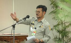 Hibahkan Alsintan ke Petani Kediri, Mentan SYL Yakin Bisa Genjot Produktivitas Pertanian