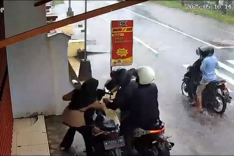 Berteduh di Warung, Siswi SMK di Lumajang Jadi Korban Begal, Sempat Rebut Motor