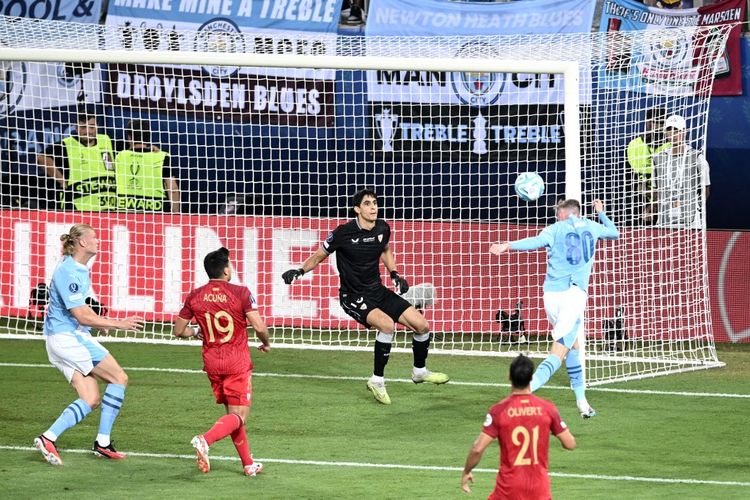 Cole Palmer (kanan) saat mencetak gol dalam pertandingan Man City vs Sevilla pada ajang Piala Super Eropa di Stadion Karaiskakis, Yunani, Kamis (17/8/2023) dini hari WIB. (Photo by Angelos Tzortzinis / AFP)