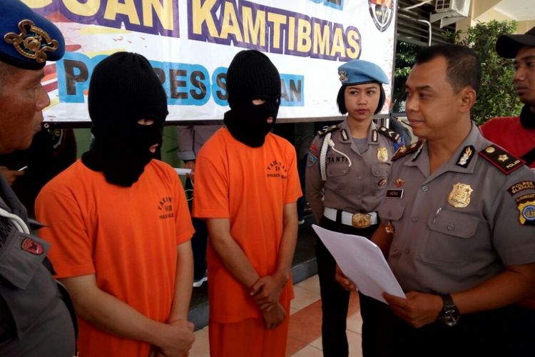 Dua pelajar pelaku Curas MA dan DT saat ditanyai Wakapolres Sleman Kompol Heru Muslimin alasan melakukan aksi perampasan tas.