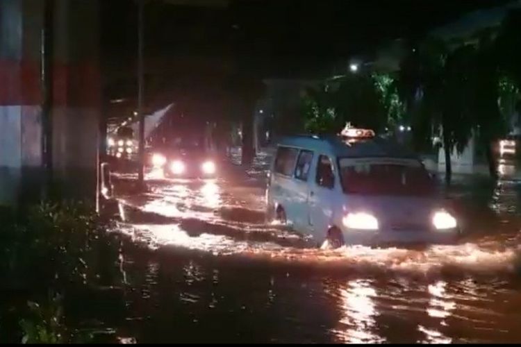 Angkutan umum melintas di lokasi banjir yang merendam Jalan DI Panjaitan, Jakarta Timur, Selasa (25/2/2020). Banjir terjadi imbas curah hujan yang tinggi sejak dini hari.