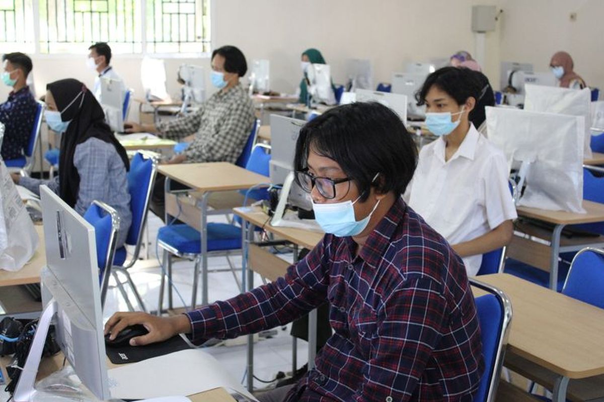 Pelaksanaan UTBK SBMPTN di Universitas Jember menerapkan protokol kesehatan pencegahan Covid-19 pada Senin (11/4/2021)