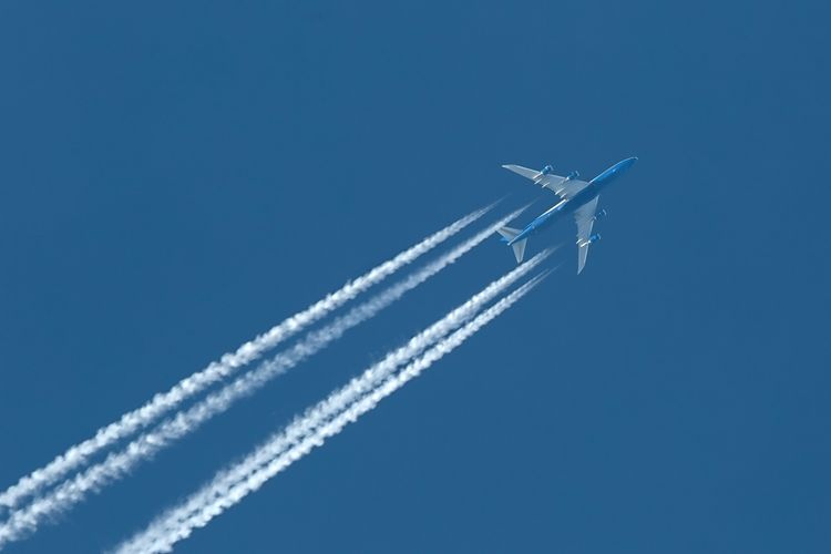 Ilustrasi chemtrail sering digambarkan sebagai fenomena asap pesawat, bahkan dikaitkan dengan penyebaran varian Omicron. Adapun, yang dikeluarkan pesawat adalah condensation trail atau contrail, dan bukan chemtrail.