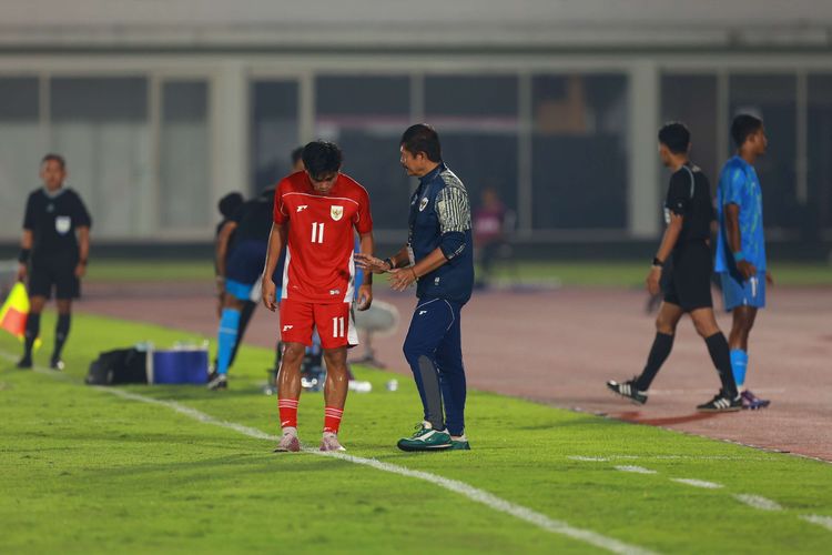 Pelatih Timnas U23 Indonesia Indra Sjafri memberi arahan kepada Rahmat Arjuna Reski saat laga persahabatan antara Indonesia vs India di Stadion Madya, Jakarta, Jumat (10/10/2025).
