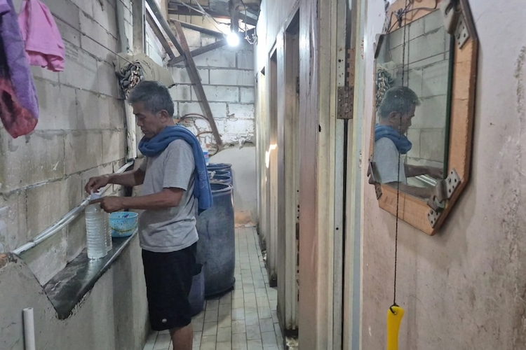 Cerita Penjaga MCK Umum di Jakarta Bertahan dengan Penghasilan Rp 30.000 Sehari
