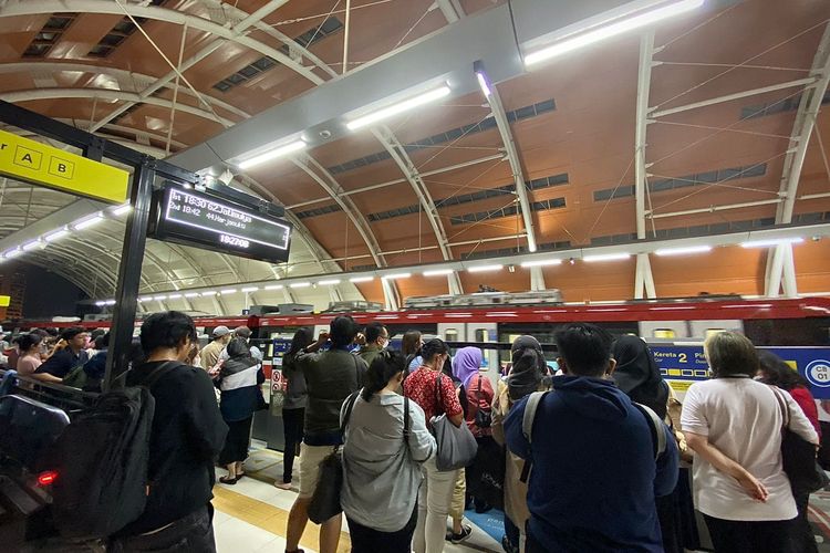 Penumpang LRT di Stasiun Dukuh Atas tengah menunggu datangnya kereta pada Kamis (26/10/2023)