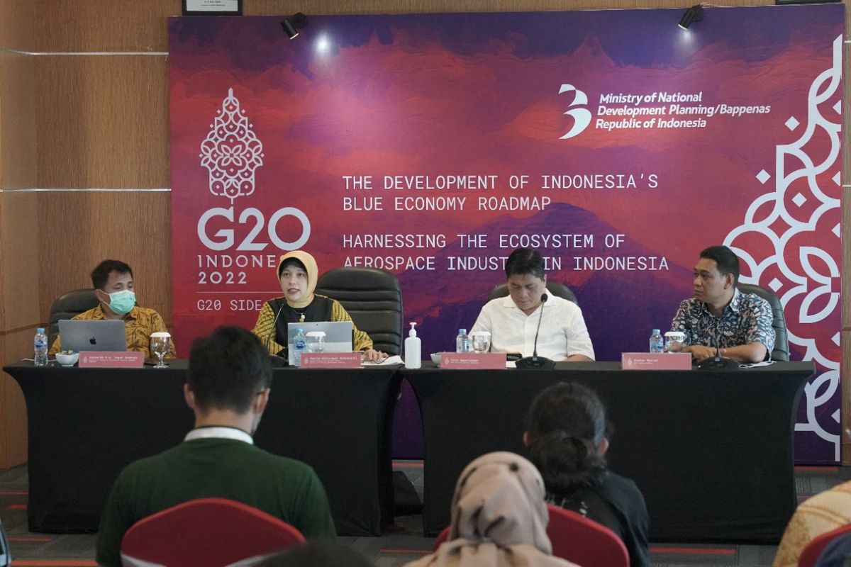 Deputi Bidang Ekonomi Kementerian PPN/Bappenas Amalia Adininggar Widyasanti didampingi CEO PT Dirgantara Indonesia, Gita Amperiawan memberikan penjelasan media briefing di Belitung, Selasa (6/9/2022).